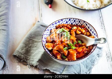Pollo dolce e salato con peperone e ananas Foto Stock