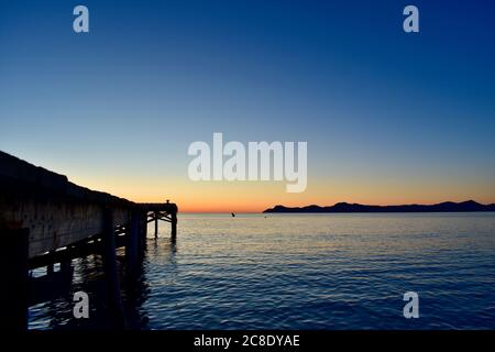 Alba a maiorca sul mare con molo/molo Foto Stock