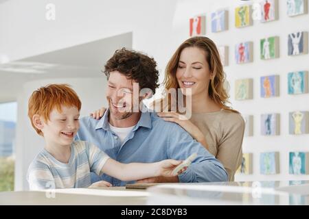Felice padre, madre e figlio in una villa Foto Stock