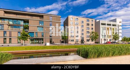 Germania, Baden-Wrttemberg, Heilbronn, Neckar, distretto di Neckkarbogen, nuovi edifici ad alta efficienza energetica Foto Stock