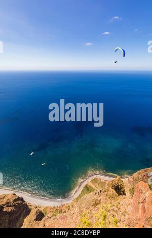 Portogallo, parapendio che sorvola la scogliera di Cabo Girao in estate Foto Stock