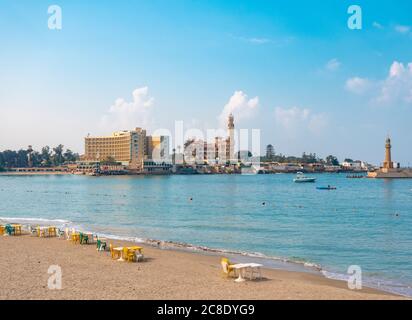 Egitto, Alessandria, El Montaza spiaggia con Palestina hotel e El Montaza palazzo Foto Stock