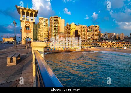 Egitto, Alessandria, Stanley ponte e spiaggia al tramonto Foto Stock