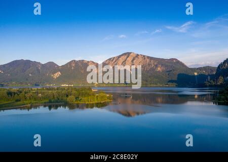 Germania, Baviera, alta Baviera, Loisachtal, montagna di Jochberg e Lago di Kochel Foto Stock