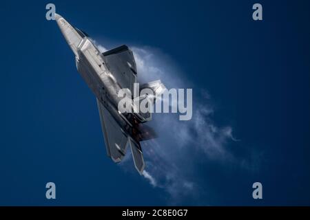 Josh Cabo Gunderson, comandante del team di dimostrazione del raptor F-22, esegue la manovra Power Loop durante una performance alla base militare Elmendorf-Richardson il 10 luglio 2020 ad Anchorage, Alaska. La manovra utilizza la tecnologia di vettorizzazione a spinta esclusiva della F-22 che consente all'aeromobile di ruotare in aria e di tornare in piano. Foto Stock