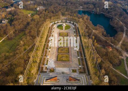 Germania, Berlino, veduta aerea del Treptower Park, memoriale di guerra sovietica in autunno Foto Stock