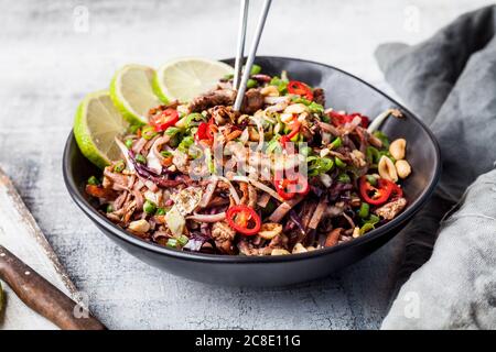 Tagliatelle di riso fritte con verdure, Pad in stile tailandese Foto Stock