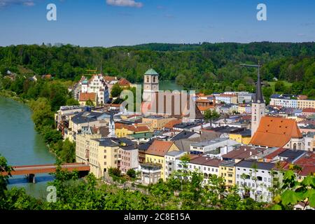 Germania, Baviera, alta Baviera, Wasserburg am Inn, vista della città vecchia e del fiume Foto Stock