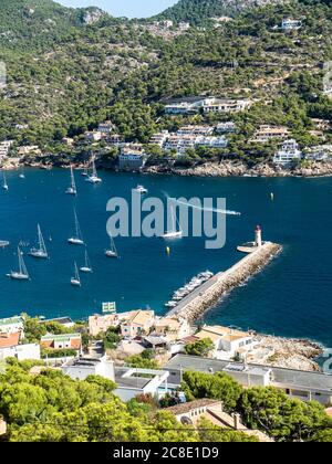 Spagna, Maiorca, Andratx, Barche a vela nella baia della città costiera in estate Foto Stock