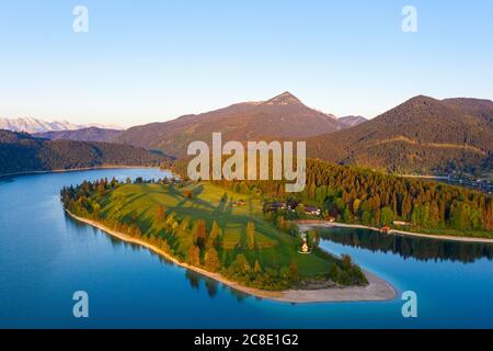 Germania, Baviera, veduta aerea della penisola di Zwergern all'alba della primavera Foto Stock