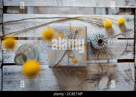 Confezione regalo e bottiglia con bottoni in fiore billy Foto Stock