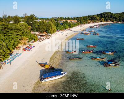 Thailandia, Provincia di Satun, Ko Lipe, veduta aerea della spiaggia di Pattaya in estate Foto Stock