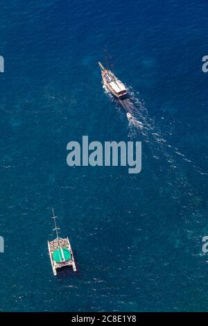 Portogallo, vista aerea del battello che passa davanti al catamarano sulle acque blu dell'Oceano Atlantico Foto Stock