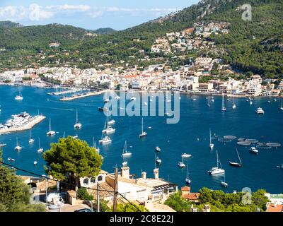 Spagna, Maiorca, Andratx, Barche a vela nella baia della città costiera in estate Foto Stock