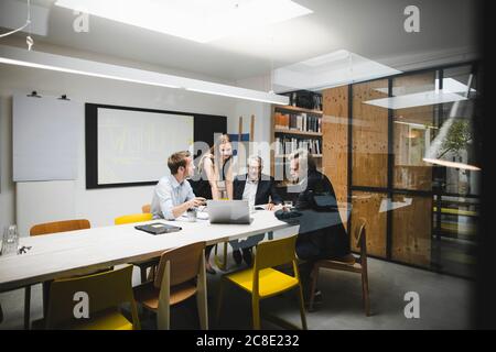 Uomini d'affari che hanno una riunione del cliente in ufficio Foto Stock