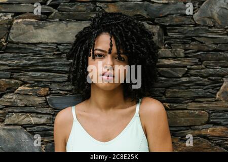 Ritratto di giovane donna riccia Foto Stock