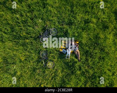Coppia adagiata sull'erba, vista aerea Foto Stock