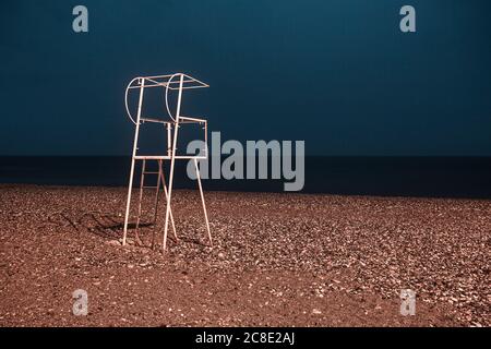 Georgia, Adjara, Batumi, sedia Lifeguard su spiaggia vuota di notte Foto Stock