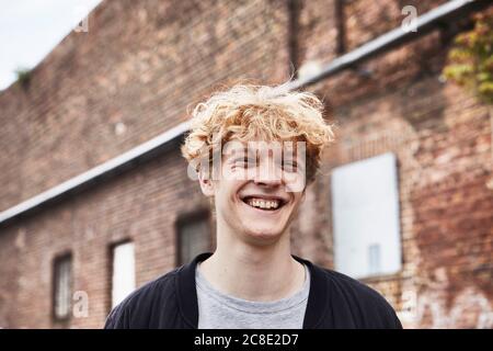 Ritratto di ridere giovane all'aperto Foto Stock