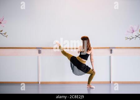 Gamba da stiro ballerina in studio di danza Foto Stock