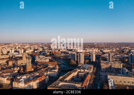 Germania, Berlino, veduta aerea del cielo limpido sul quartiere Nikolaiviertel al tramonto Foto Stock