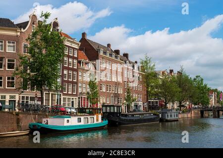 Paesi Bassi, Provincia dell'Olanda del Nord, Amsterdam, Barche ormeggiate sul canale Prinsengracht Foto Stock