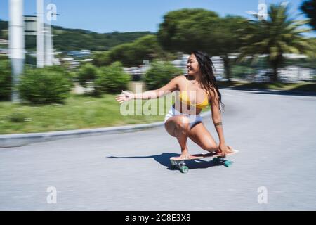 Skateboarder femminile sulla strada Foto Stock