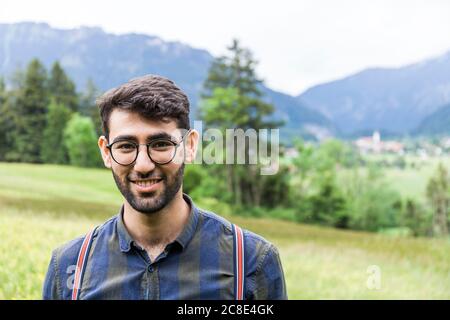 Ritratto di un giovane sorridente che indossa occhiali, Reichenwies, Oberammergau, Gerrmany Foto Stock