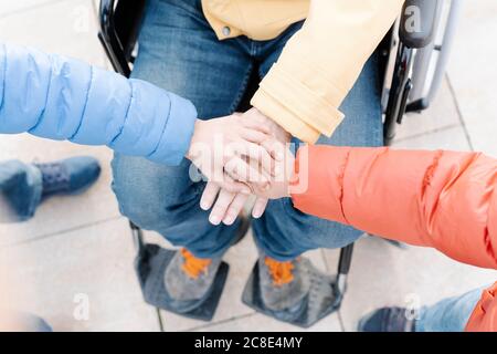 Primo piano di padre con figlio accatastato mani nel parco Foto Stock