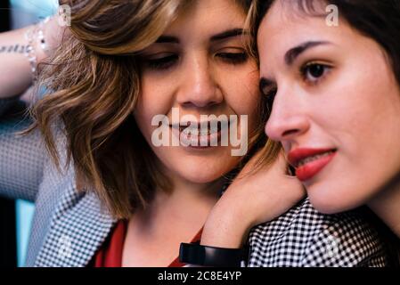 Primo piano di donna pensierosa appoggiata alla spalla della ragazza Foto Stock