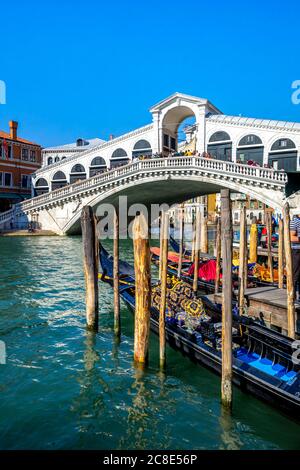 Italia, Veneto, Venezia, gondole ormeggiate di fronte al Ponte di Rialto Foto Stock