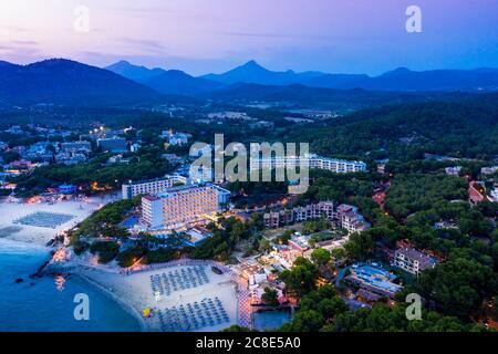 Spagna, Isole Baleari, Maiorca, Calvia, Vista da Peguera con alberghi e spiagge, Costa de la calma al tramonto Foto Stock