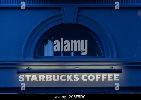 Il segno illuminato di un bar starbucks Foto Stock