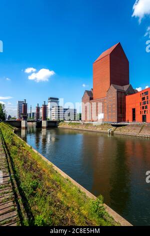 Germania, Nord Reno-Westfalia, Duisburg, canale di fronte al Dipartimento di Archivio di Stato NRW Rheinland Foto Stock