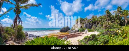 Vista panoramica ad alta risoluzione di una splendida spiaggia e delle rovine maya presso il sito archeologico di Tulum in Messico Foto Stock