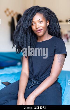 Ritratto di giovane donna con dreadlocks Foto Stock