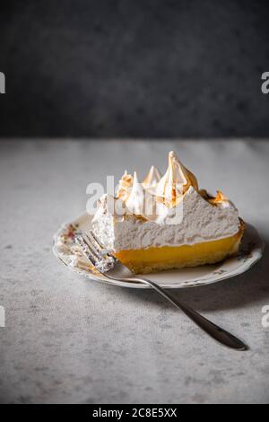 Fetta di Lemon Meringue Pie Foto Stock