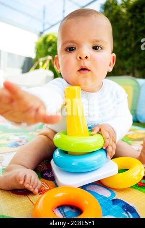 Primo piano di cute baby boy che gioca con i giocattoli a casa Foto Stock