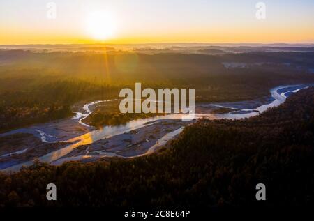 Germania, Baviera, Wolfratshausen, Drone vista del fiume Isar all'alba Foto Stock