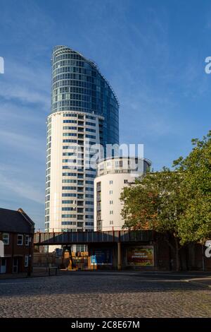 East Side plaza condominio in Gunwharf Quays Portsmouth all'alba, noto anche come la torre rossetto Foto Stock