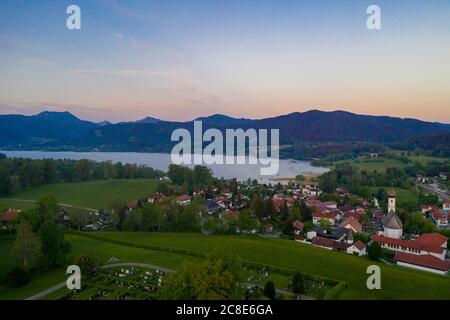 Germania, Baviera, alta Baviera, Gmund am Tegernsee, villaggio e lago all'alba Foto Stock