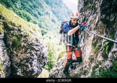 Alpinista su via ferrata, Orobie, Alpi europee, Como, Italia Foto Stock