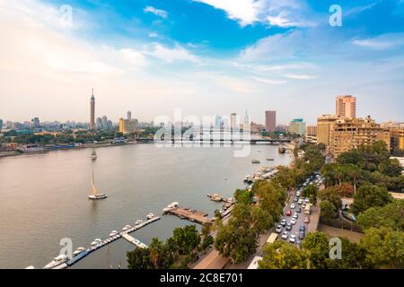 Egitto, Cairo, Nilo con skyline e centro città da Garden City Foto Stock