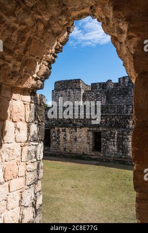 L'Arco di entrata nelle rovine della città maya pre-ispanica di Ek Balam a Yucatan, Messico. Dietro l'arco si trova il Palazzo ovale. Foto Stock