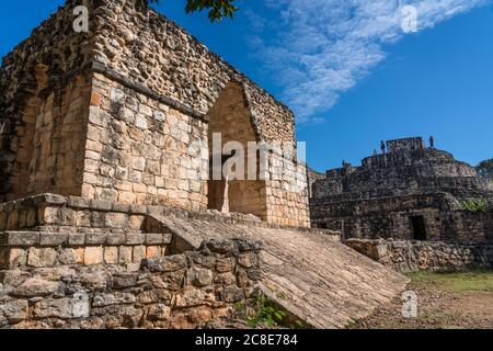 L'Arco di entrata nelle rovine della città maya pre-ispanica di Ek Balam a Yucatan, Messico. Dietro l'arco si trova il Palazzo ovale. Foto Stock