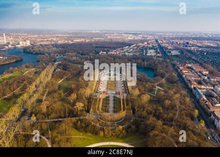 Germania, Berlino, veduta aerea del Treptower Park, memoriale di guerra sovietica in autunno Foto Stock