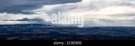 Nuvole di tempeste invernali sulla contea di Nez Perce, ID Foto Stock