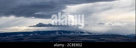 Nuvole di tempeste invernali sulla contea di Nez Perce, ID Foto Stock