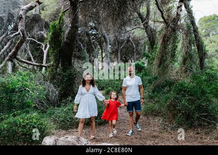 Famiglia a piedi sul sentiero nella foresta Foto Stock