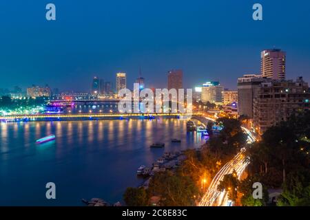 Egitto, Cairo, Nilo e skyline del centro di notte Foto Stock